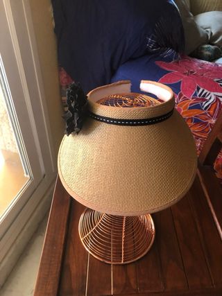 Visera beige con flor negra