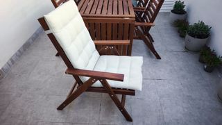 Mesa extensible y 6 sillas de madera