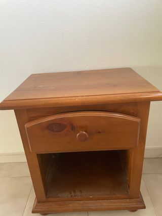 Mesita de noche de madera