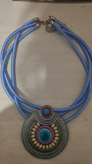 Collar con colgante de piedras