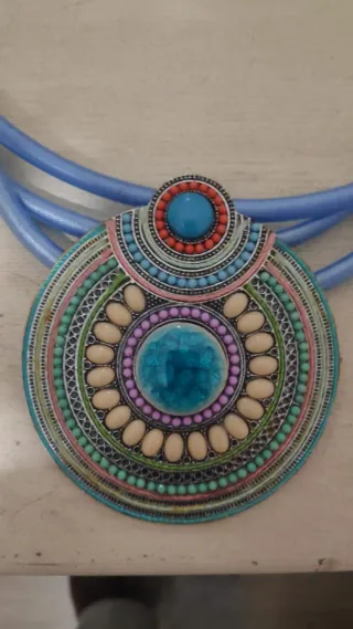 Collar con colgante de piedras