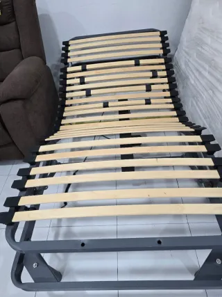 Cama articulada metálica con somier de madera