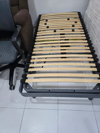 Cama articulada metálica con somier de madera
