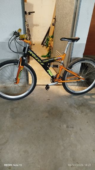 Bicicleta de montaña naranja y negra