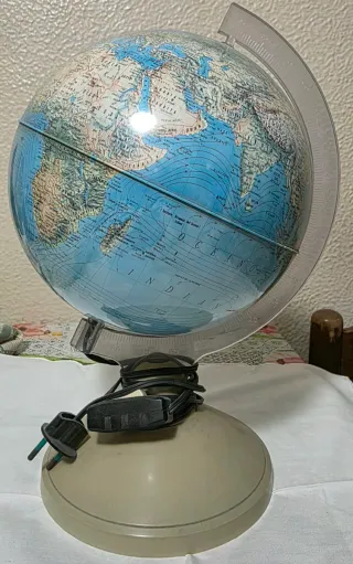 Mappamondo con base e illuminazione