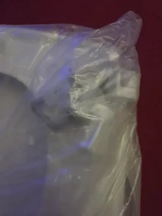 Taza de inodoro nueva en bolsa