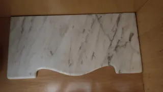 Cómoda estilo francés con tablero de mármol