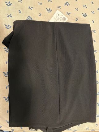 Falda negra con volantes