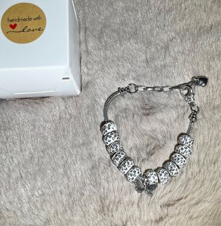 Pulsera plateada con charms estilo Pandora