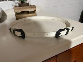 Cinturón blanco con hebillas