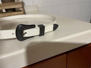 Cinturón blanco con hebillas
