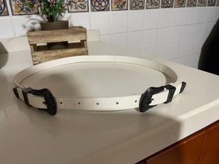 Cinturón blanco con hebillas