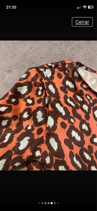 Blusa de raso con estampado de leopardo