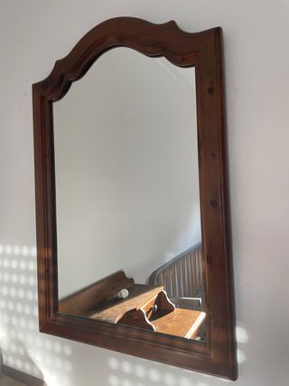 Espejo de madera con marco curvo