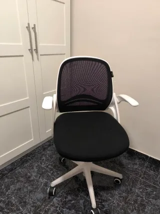 Silla de oficina Siila negra y blanca