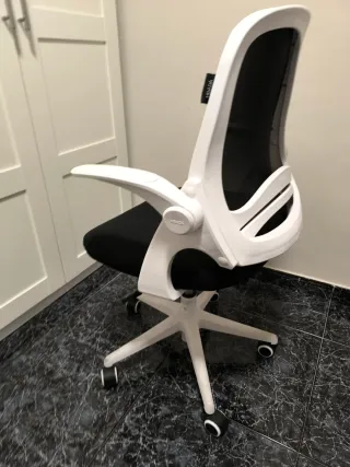 Silla de oficina Siila negra y blanca