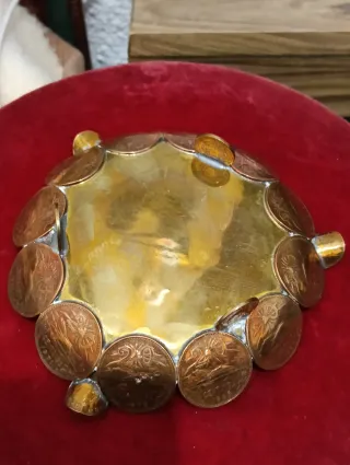 Cenicero de cobre y latón con monedas mexicanas