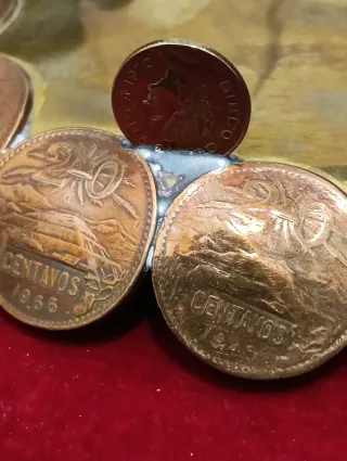 Cenicero de cobre y latón con monedas mexicanas