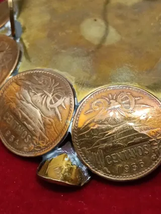 Cenicero de cobre y latón con monedas mexicanas