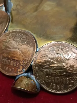 Cenicero de cobre y latón con monedas mexicanas
