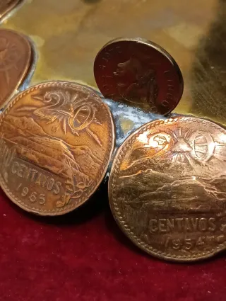 Cenicero de cobre y latón con monedas mexicanas