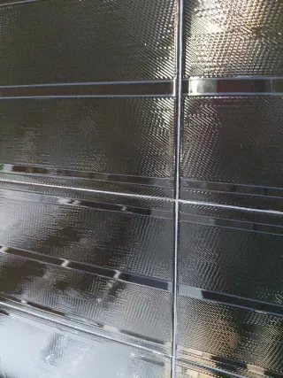 Azulejos negros brillo con relieve 7 cajas y media