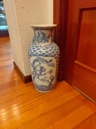 Jarrón de porcelana azul y blanco