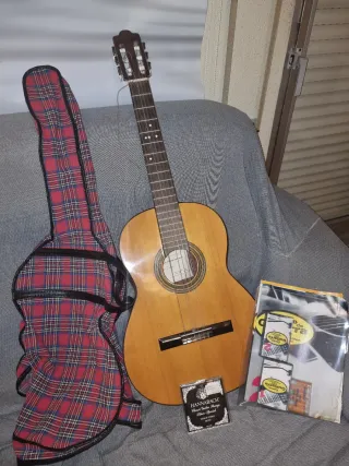 Guitarra Española Clásica + Funda y Cuerdas.