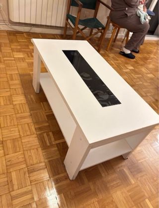 Mesa de centro blanca con detalles negros