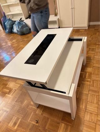 Mesa de centro blanca con detalles negros