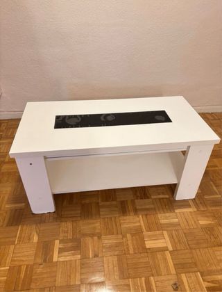 Mesa de centro blanca con detalles negros
