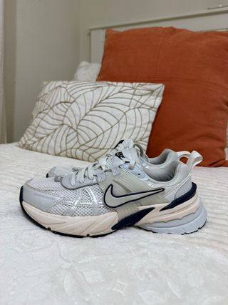 Zapatillas Nike V2K Beige/Gris