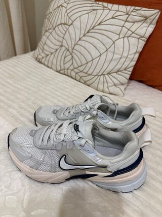 Zapatillas Nike V2K Beige/Gris
