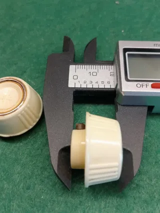 2 Botones Radio Antiguo Beige y Plata