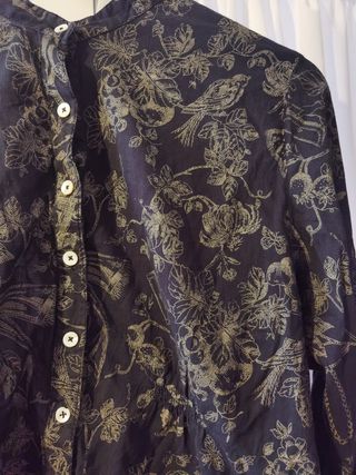 Camisa estampada negra y dorada