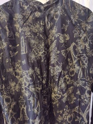 Camisa estampada negra y dorada