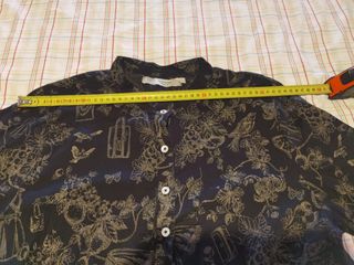 Camisa estampada negra y dorada