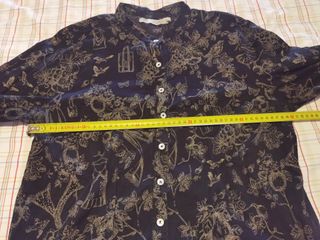 Camisa estampada negra y dorada