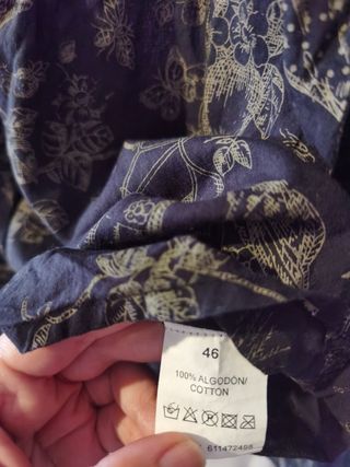 Camisa estampada negra y dorada