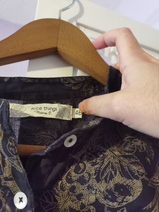 Camisa estampada negra y dorada