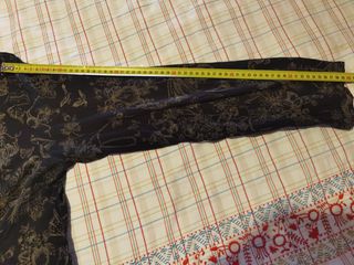 Camisa estampada negra y dorada