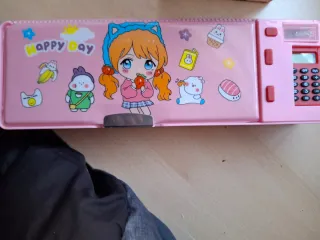 Estuche escolar con calculadora y sacapuntas