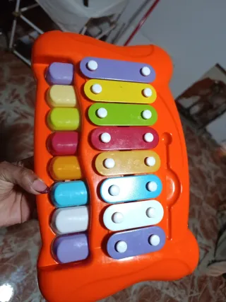 Xilófono infantil 2 en 1 no trae las baquetas