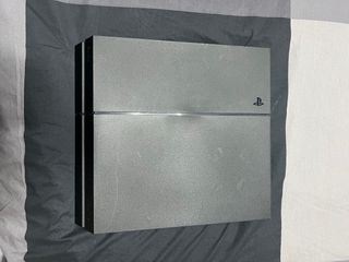 PS4 (PlayStation 4) con mando y cables a estrenar