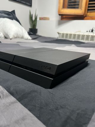 PS4 (PlayStation 4) con mando y cables a estrenar