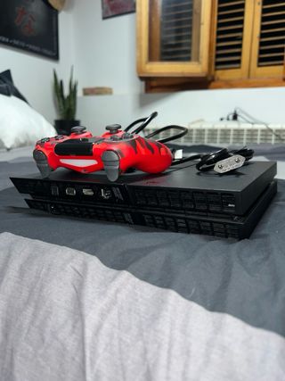 PS4 (PlayStation 4) con mando y cables a estrenar