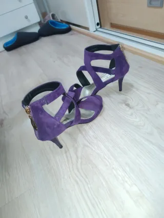 Tacones morados de tiras