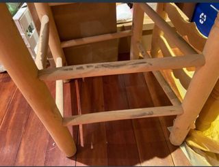 Sillas de madera y mimbre.