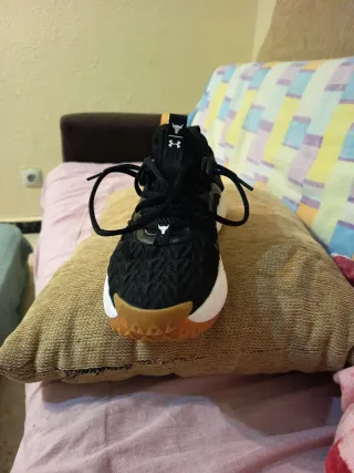 Zapatillas Under Armour Rock Negras Blancas