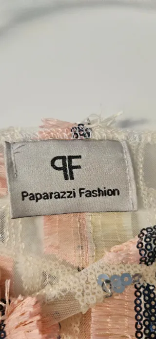 Vestido rosa elegante con volantes